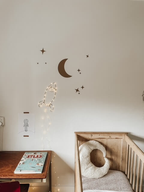 Babykamer trend ruimte/heelal/lucht
Kamer met sterren en een raket.